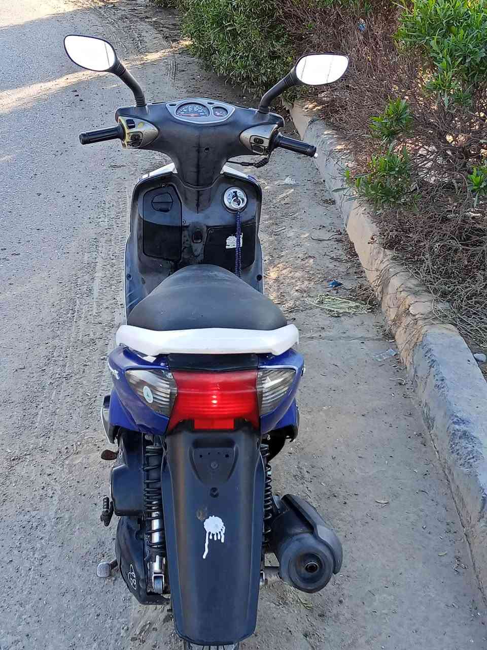 سلام عليكم سكنس نثيه 140 بلاديه ختم واحد دراجه جديده وخير من الله شلعه معدل كهربائيات كلهه شغاله كفرات اصليه مكينه بلاديه كيج بانزين كيج سرعه مابيهه نقص برغي ربع متصرف عليهه الدراجه اي وقت نكره جيب وياك موفيتر واحد جيب وياك 2 اورقهه موجوده الدراجه قفل ستيرن قفل جنطه لاتكلي شبيهه مكفوووله السعر 600وبيهه مجال حك الجيه ***********
