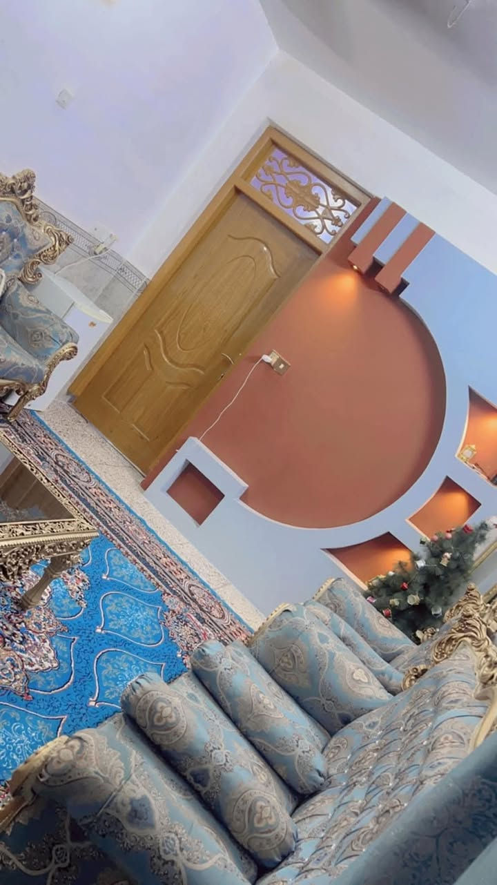 🔥 فرصة ذهبية ما تتفوت! 🔥
🏡 بيت طابقين جاهز للسكن بأفضل موقع في زراعي حي ميسان – وبسعر شرط جدا مناسب وفرصه 

📍 الموقع: بداية شارع الشيوخ – الفرع الثاني
📐 المساحة: 100 متر
📄 الطابو: زراعي – قرار 25 – مرقّم بالبلدية وباسمي
✨ تفاصيل البناء:

بناء طابوق وصب كونكريت مسلح – درجة أولى من كل النواحي، متعوب عليه حجر حجر!

🏠 الطابق الأرضي:
غرفة نوم
صالة
استقبال واسع
مطبخ مرتب
تخاريج داخلية وخارجية

🏠 الطابق الثاني:
غرفة نوم رئيسية
غرفة أطفال
صالة
✅ 
تصميم عصري 
بناء قوي وجاهز للسكن فورًا
موقع راقي وقريب من الخدمات
(((السعر أقل من سعر السوق بكثير)))
((((لان اني مو ابو مكتب عقار هذا بيتي شخصيا  ))))

💰 السعر فقط: 61 مليون
🚫 ما راح تلكه بيت بهيج مواصفات وبهيج سعر – الله يشهد وبلعافيه على الياخذه 🌹🔥
رقمي ***********
