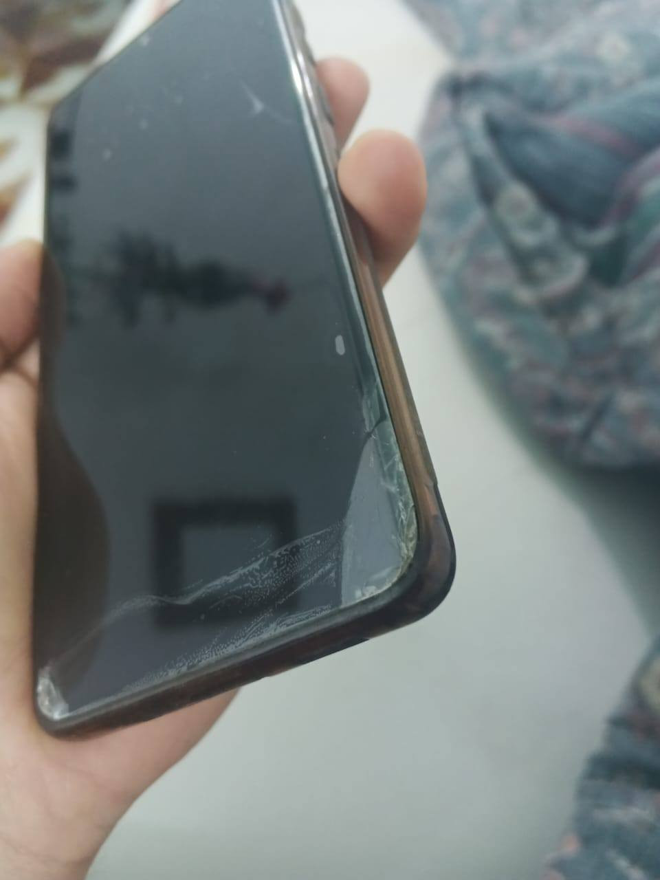 سلام عليكم s20 Ultra 5g
الجهاز بعده بحاله الوكالة مداخل تصليح 
الفطور بل كلاس تكدر تبدل كلاس الشاشة دون فتحه 
الجهاز طبيعي الفطور مامئثره على العب او تصفح.....للعلم حاط لزكه حمايه الجهاز أمريكي ذاكرة 126 عشوائية 12 قابلة للزياده 
معالج سناب دراكون 865 شحنه حلو فقط الفطر الي بل كلاس مغوش على كامرة السيلفي اما كامرات الخلفية ماعليهم شي تصوير 8k 4k ول 100x زوم قيم بل يرضي الله وحياك الله تواصل ***********
