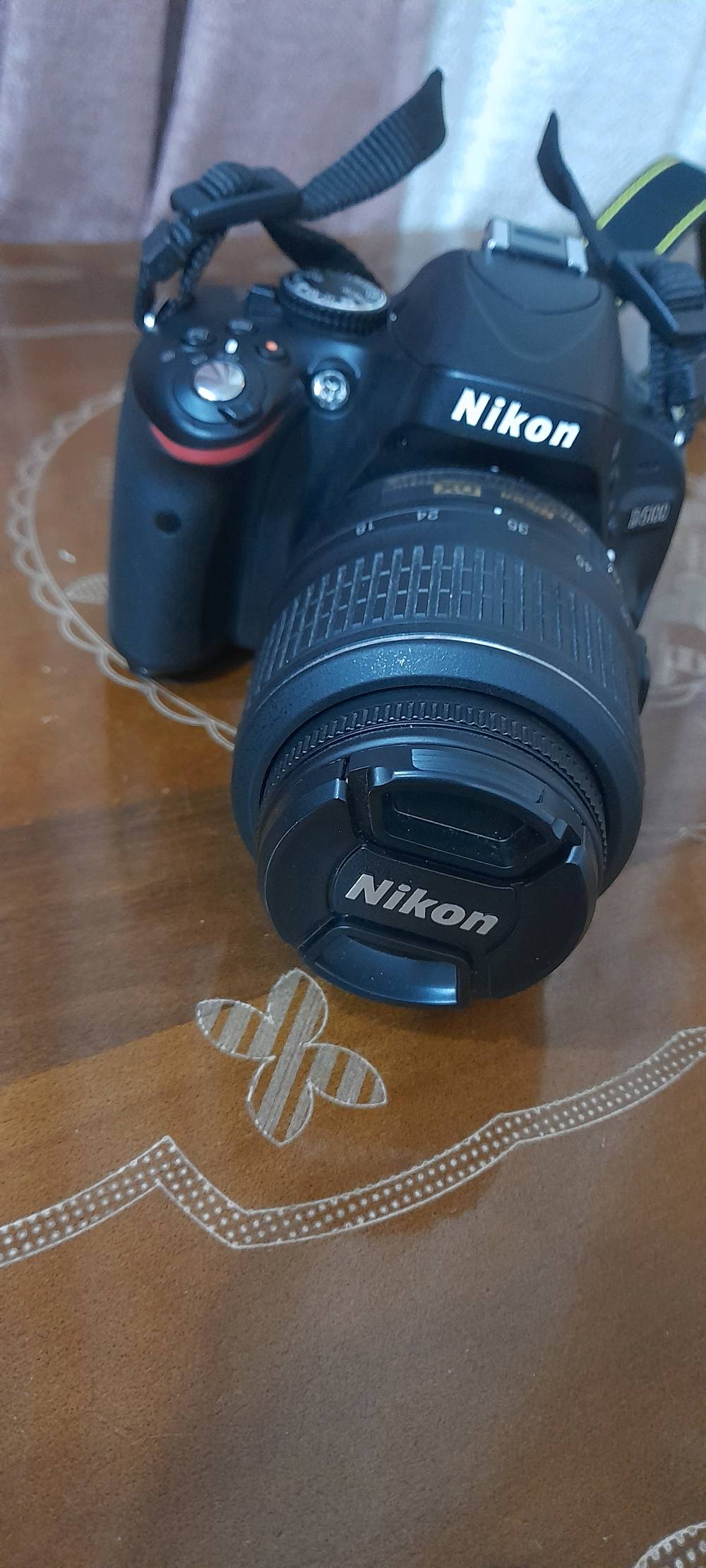 كاميرا نيكون Nikon 5100D 
شتر قليللل جدا يعني استخدام قليل بشكل مقارب للجديد نظافة 99% اذا مو 100% اصلاً 

- دقة 16.2 ميغابكسل.
- مستشعر CMOS بحجم APS-C (DX).
- تصوير فيديو Full HD 1080p.
- شاشة متحركة قياس 3 إنج.
- نظام تركيز تلقائي بـ 11 نقطة.
- تصوير متتابع بسرعة 4 صور بالثانية.
- حساسية ISO من 100 إلى 6400 (قابلة للتوسيع إلى 25600).
- تدعم التصوير بصيغتي JPEG و RAW.
- فلاش داخلي مدمج.
- مدخل مايكروفون خارجي.
- تدعم بطاقات SD / SDHC / SDXC.
-  وياها العدسة الأصلية 18-55 .
وياهه كل الملحقات الجنطة والحزام والبطارية والشحن الاصليات مال شركة نفسهه وحته عقد شراء من الشركة نفسها عندي 
سعرهه 525 وبيها مجال للجاد متواجد واتساب فقط *********** لحك عليها قبل الزيارة الاربعينية

الكاميرا مناسبة للتصوير الفوتوغرافي وتصوير الفيديو . الكاميرا جوكر حرفياً تفيد المحترف تفيد المبدئ وتشتغل وياك فيديو وصور بدقة خرافية.