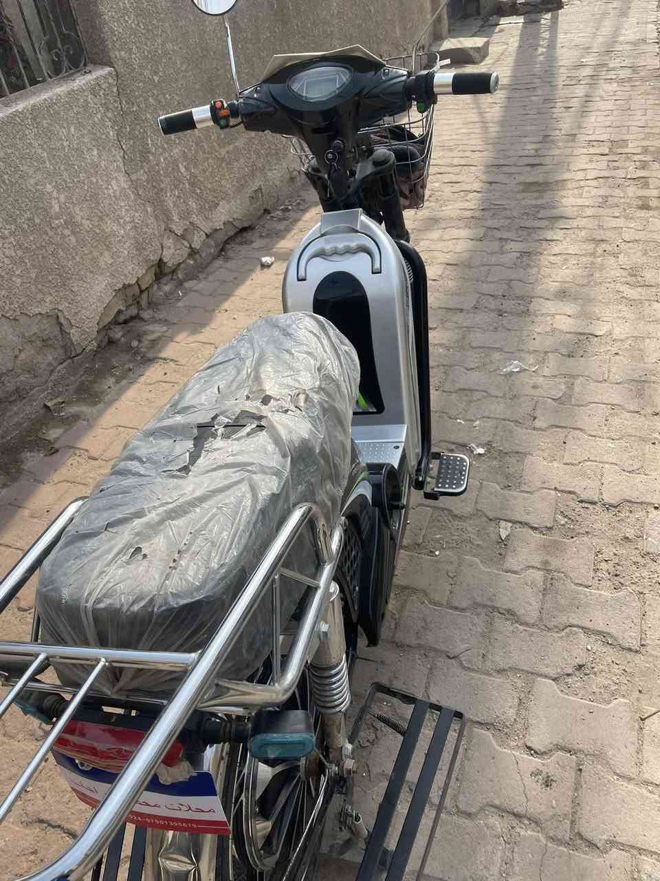 السلام عليكم دراجه شحن للبيع نظيفه ومكفوله كفاله عامه موديل ٢٠٢٥ خمس بطاريات بعدهن مال شركه جدد دراجه بيها ٣ نمر سرعه كهربائيات كلها شغاله لايت عالي ناصي السعر ٦٠٠ وبيها مجال حك الجيه مكاني بغداد الدوره الرقم للاستفسار ***********
