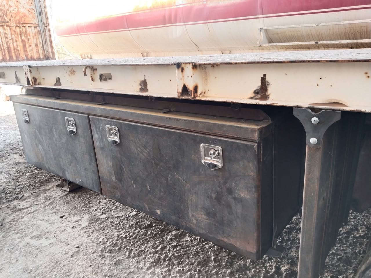 عربانه للبيع حداديه الطول 12 ونص شاصي 16 مكفول ثلاث محاور دناكير مدور 13عنوان حله شارع 80 اتصال ***********
