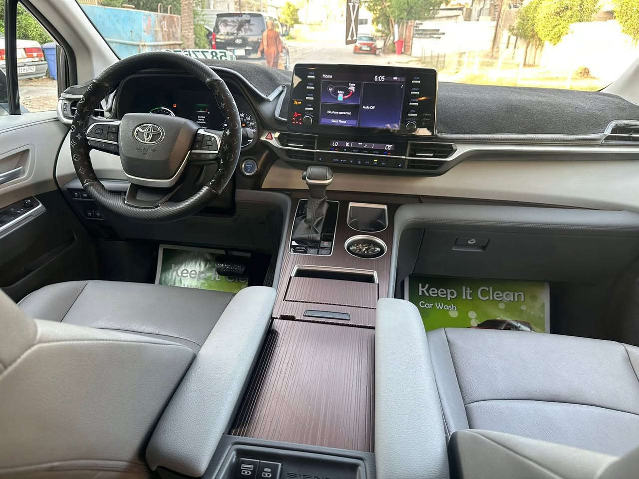 السلام عليكم 
تيوتا سينا موديل 2023 XLE
بصمه 
تشغيل عن بعد 
ابواب السلايت والجنطه تنفتح وتنغلق ركله بلرجل 
فتحه 
كشنات جلد 
كراسي الاماميه كهرباء وهيتر 
حادثها جاملغ خلفي عكس السايق والجنطنه مبدله اصلي تفصيخ ومصبوغ 
ايرباك برده فقط 
سياره مال بيت استخدام شخصي 
ماشيه 70 الف كم وقابل للزيادة
مشيها هنا بلعراق قليل 
تخم تاير جديد 
رقم الشاصي موجود بلصور 
رقم بغداد 11 تحويل ثاني يوم 
السعر 290 وبيها مجال 
وبيها ملاحظه الجاملغ المصبوغ فطر المعجون يرادله اعادة صبغ 
او مراوس بسيارة زغيره حسب القناعه
كامري او هوندا اگورد
مكاني بغداد العامرية 
رقم ***********
