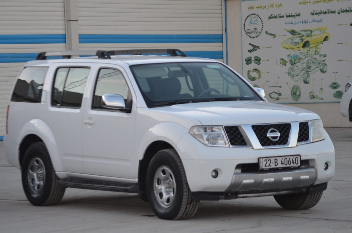 نیسان باسفندر موديل 2006 مواصفات خليجي..
٣ قطع كوشن.. تبريد قتعتين.. رقم سنوي جديد انكليزي أربيل.. 
حداديه مضبوط.. تبريد. سياره بدون صبخ حتي بارد مابي.. بدون حادث. سعر بلاش بلاش ٩٨ بي مجال قليل تراوس برقم شمالي ***********  مكان كلار
