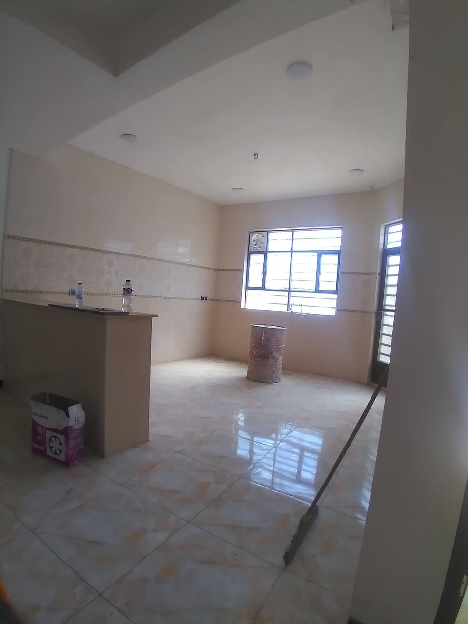 سلام عليكم دار للايجار ١٠٠ متر طابق واحد يحتوي على غرفتين نوام وصاله ومطبخ وصحيات الايجار ٤٥٠ الف ركن الدار للإستفسار مع مكتب ملاك السعدي للعقاري ***********
