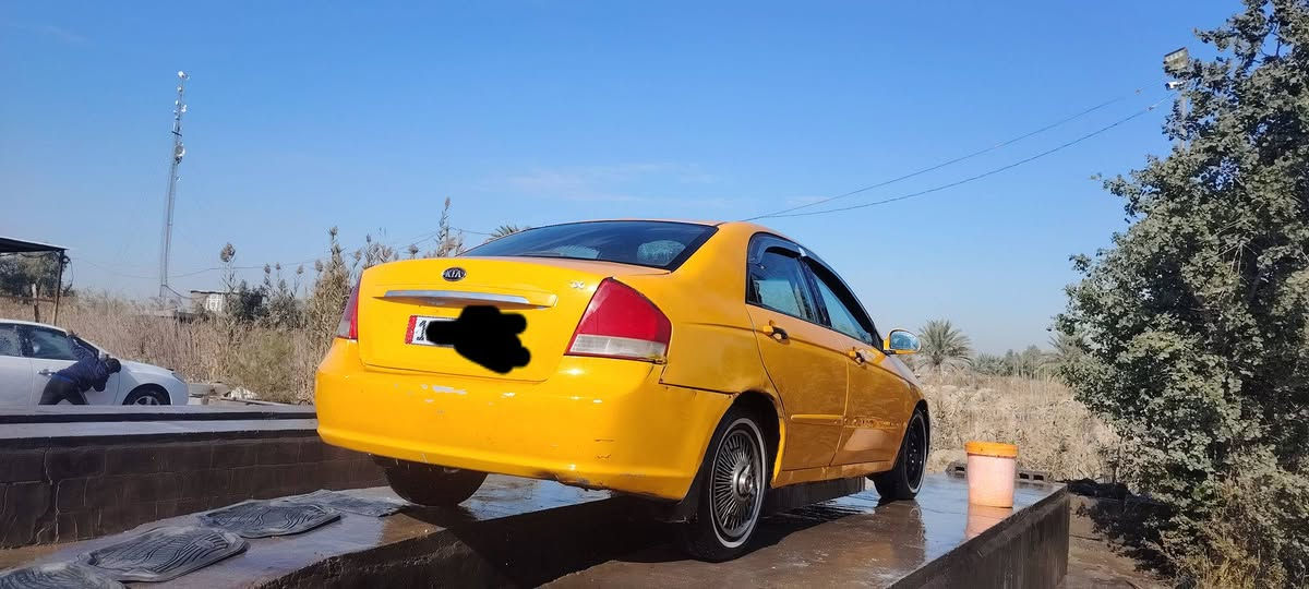 السلام عليكم 
كيا سبكترى 2008 امريكي 
رقم انبار جديد انكليزي 
محرك 2000 خير من الله 
تخم تاير جديد +سبير 
كير مكفول 
هيئه وغرامات مصفره 
سنويه ل 27 
 سياره باسمي تحويل ثاني يوم 
حادث امريكا جاملق عكس السايق وخطه شبرين بلعراق تجي بعينك وتشوف 
السياره متعوب عليهه من صدر وتاير. يعني كامله 
السعر 68 وبيهه مجال حك الجيه 
مكاني بغداد الدوره 
***********
