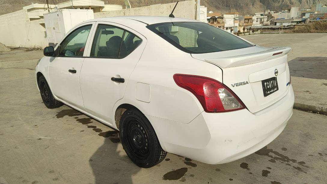 ڤیرسا 2014   //   ***********
بڕاوەی دوبەی
تۆماتیك
شاشە و کامیرە
قفڵ مەرکەزی
تەبرید سارد و گەرم
چوار تایەی لۆکی لەسەرە.
گێڕ و مەکینەی بەشەرت.
لێدرانی نیە بەشەرت پێش و پشتی کەپسە ..
بۆیاغی تەنیا شوێنی مووسەکانیەتی.
کامل مەسرەفی کراوە و دەعامی بۆدەعامی بەشەرتە.

نرخی     //    52 مەجال
بۆ پەیوەندی   //    ***********
ڤایبر وتساپ تیلگرام رانية, السليمانية
