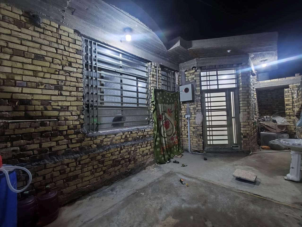 دار للبيع في الدبله شارع البصيره مقابيل الحسينيه فرع فؤاد الحداد ..
دار مساحه ١٥٠ م مربع واجهية ١٠ نزال ١٥ يحتوي ع استقبال ومطبخ وغرفة نوم وهول كبير وصحيات خارجيه ومجمع صحيات داخلي كبر والطابق الثاني غرفه نومه ٧.٥ *٥.٥ كبيرة غير مسقفه للاستفسار عالخاص او عالرقم ***********
***********
