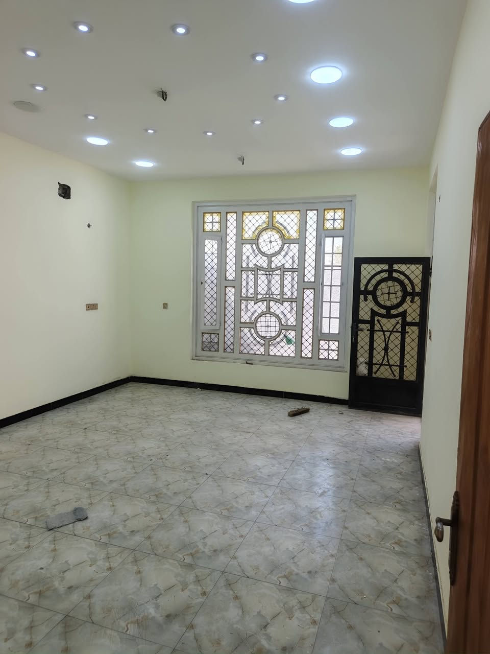 السلام عليكم بيت للبيع في حي الحكيم قرب صفحه معمل الاوكسجين قرب فرن العلم البيت مساحه ٢٠٠م الوجه10والنزال20 البيت البناء طابوق مرقم بلديه يحتوي البيت على غرفتين نوم وصاله ومطبخ واستقبال وصحيات داخليه وخارجيه السعر ٥٧ مليون للاستفسار اتصل على الرقم أو واتساب ***********
