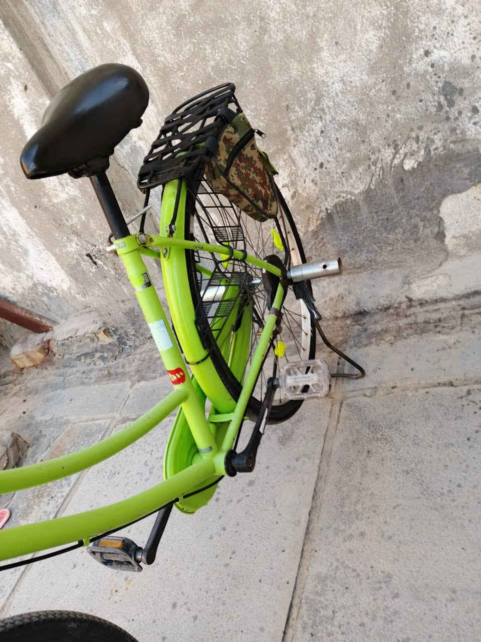 سلام عليكم بايسكل بطه للبيع حجم 26 مكان بغداد الامين الثانيه سعره 80وبي مجال ه *********** واتساب متواجد
