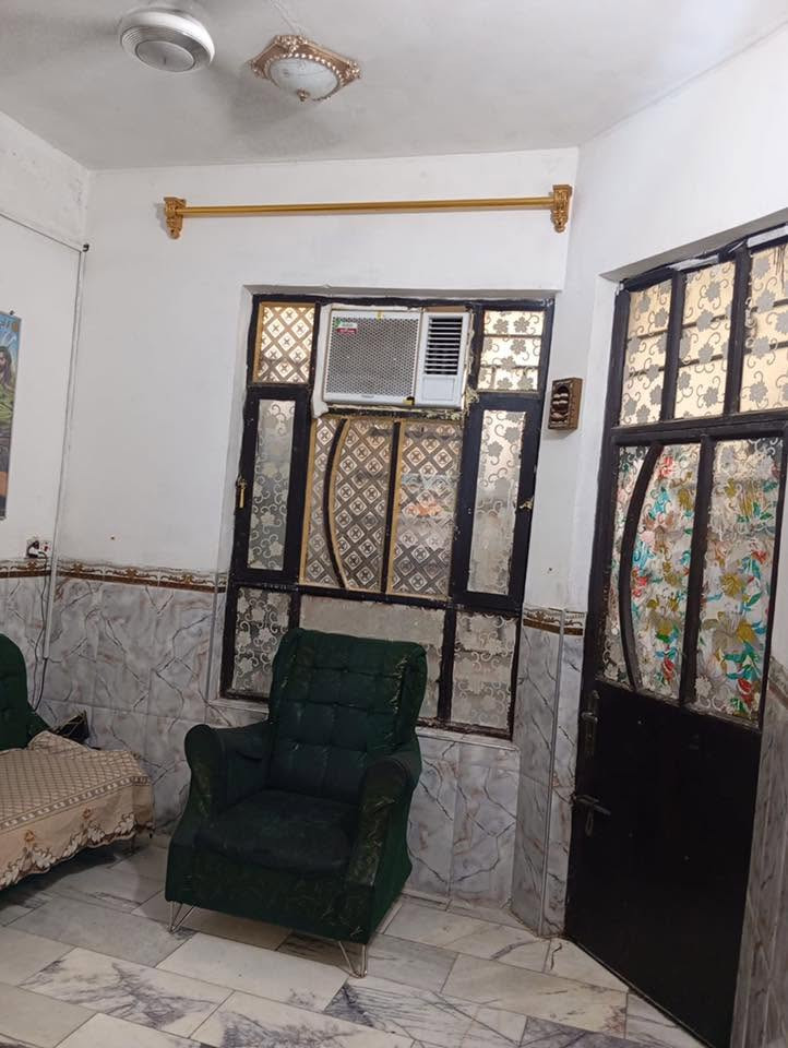 نص قطعة مساحة٥٥ متر قطاع ١ غرفة صاله واسعة استقبال معزول  بناء مسلح ماعدا الغرفة سندويج بنل السعر ١١٠ ومن الله التوفيق ***********  اذا اكو مراوس بمساحة اكبر انطي فرق

