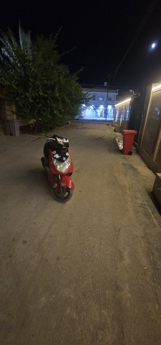 السلام عليكم سكنس للبيع مستعجل فحل خط واحد كابريتر دراجه ما ناقصه اي شيء بس شغلات بسيطه الدراجه تجي تفحصها كفاله عامه سعر الدراجه 650 وبيها مجال المكان شارع الحولي قرب مستشفى مهندس
 الرقم***********
