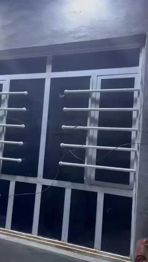 السلام عليكم 
البيت للبيع بناء جديد مساحة ١٠٠ م واجهيه ٥
سند ٢٥ مكون من غرفة نوم و استقبال و صالة 
مكان / الجعارة / حي المنتظر / شارع الموضفين 
اتصل استفسار ***********
