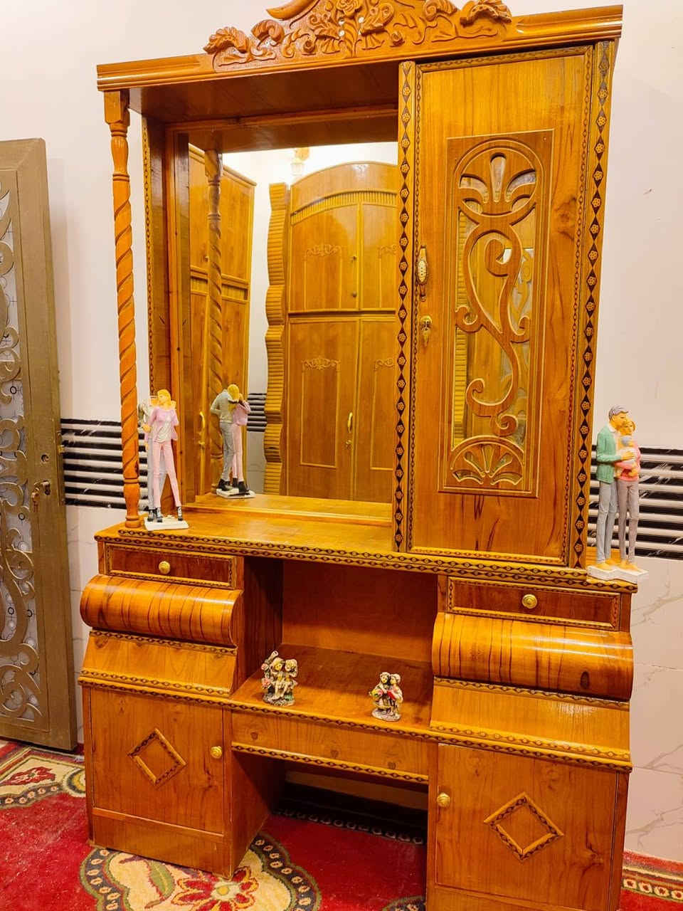 غرفه للبيع ام مسرح ام السته طابقين ملحق تزكام داخل وخارج صاج ضهر جمبر صاج زاويه كنتوريه طابقين ملحق ضخمه كلش حلوه وجديده المكان ديوانية حي العسكري للاتصال على هذا الرقم ***********
