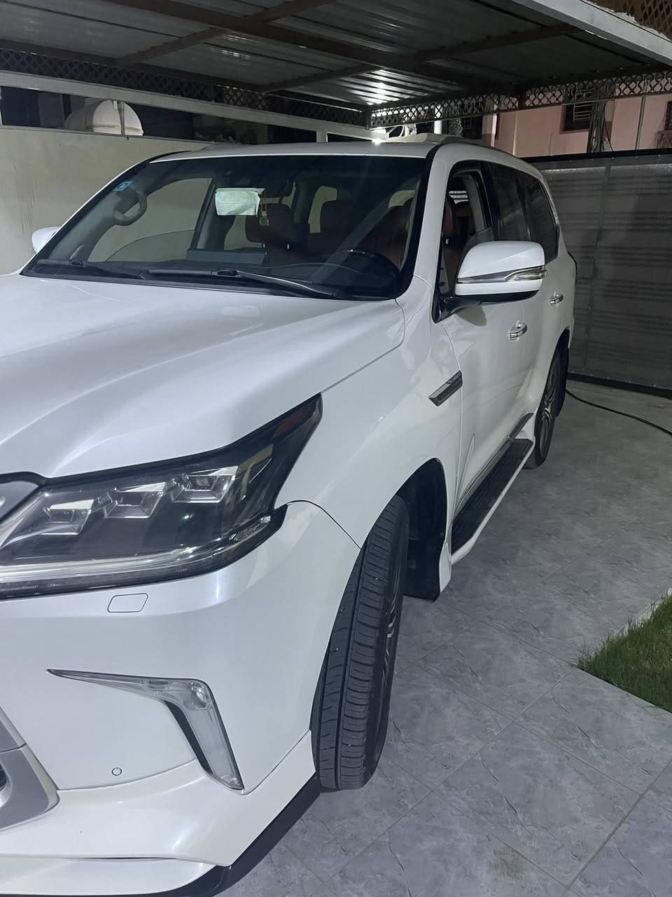 لكزز 570 LX  سوبر سبورت موديل 2017 لون ابيض رقم بغداد مميز كفالة عامة من الصبغ والحادث بحالة ممتازة جدا ماشية 185 الف  للبيع مستعجل السعر على الواتساب ***********
