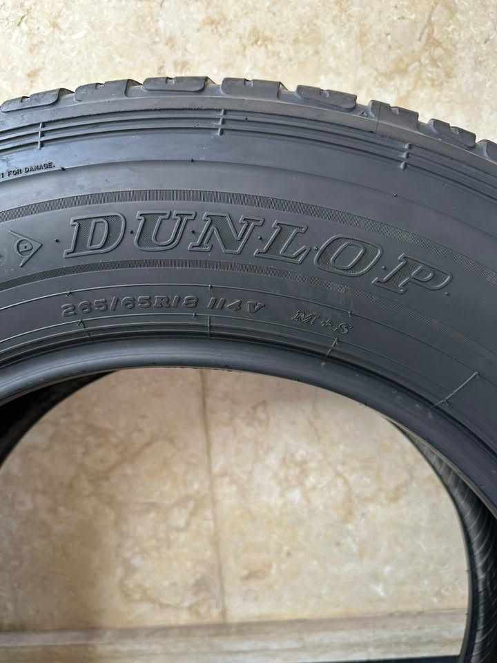 السلام عليكم 
٣ تايرات دنلوب ياباني dunlop 
انتاج نهاية 2024 جدا طري وناعم 
نظافة 95% مكفول من البنجر او اي مشاكل اخرى وعلى الفحص 
القياس 
265/65/18 
السعر 140 الف والتوصيل مجاني داخل بغداد شرط الفحص 
***********
