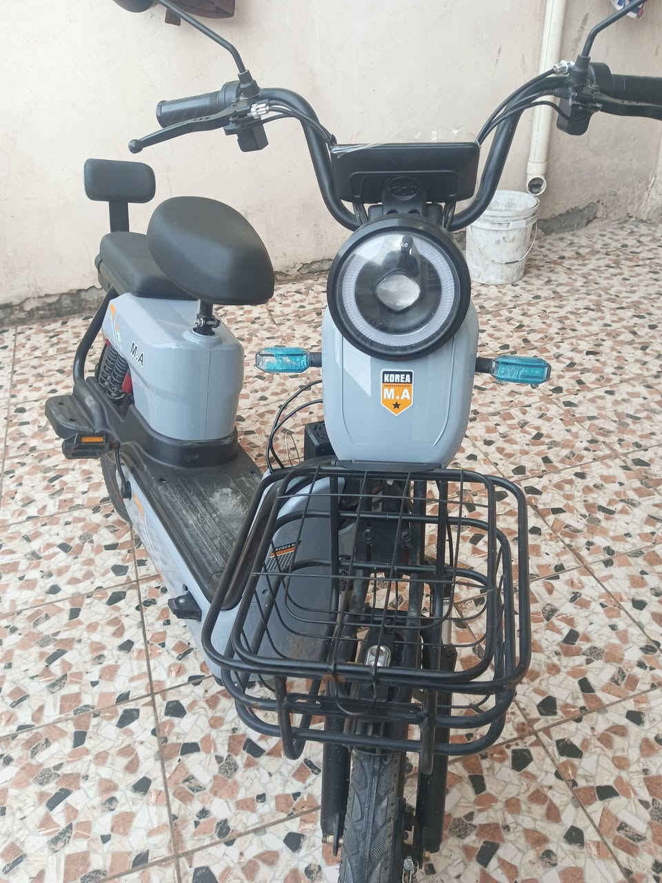 السلام عليكم   دراجه شحن.  حجم 20.  جبير.  مستخدمه شي قليل عدم التفريغ. . بلادي وضع شركه.  مثل ماموضحه بصوره.  
اشاير+مريات.+ لايت  لد علئ. ناصي+ 4سرعه.+ مثبت السرعه. دراجه بيها 2سوج +جهازين بصمه انذار. .  مكفوله كفاله عامه بطاريات عدد 5كبار مصار سبوع مبدلهن لن جانت متروكه. وصل بيها. مكانه. محموديه.  استفسار.  بي وتساب. *********** وبلعافيه علئ. ياخذها.
