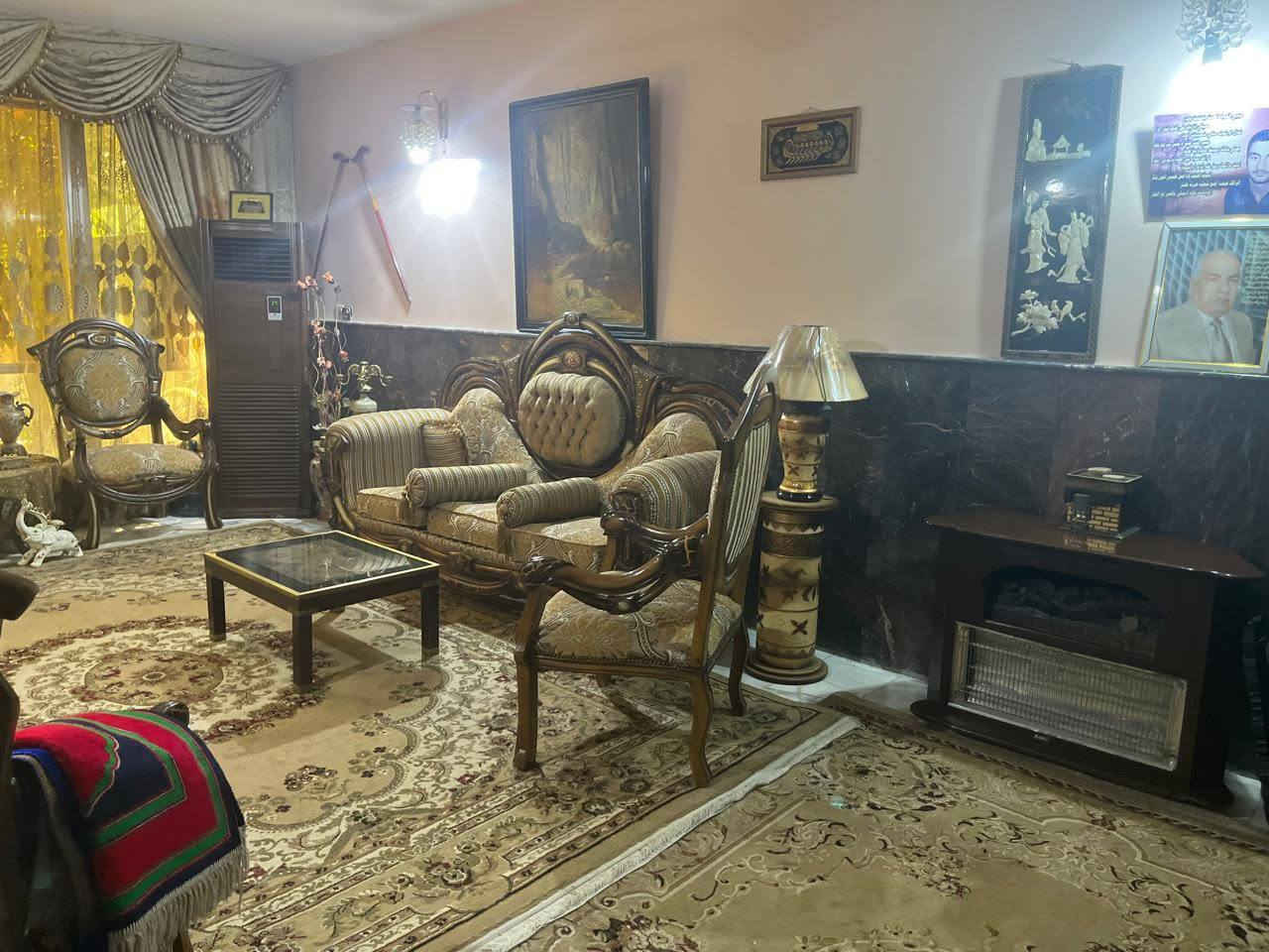 سلام عليكم تخم صناعه تركيه نضيف مقاعد اربعه اصغار واثنين كبار معه طبلات معه ميز تلفزيون وبوفيه سعر مليون 750 ألف وبيه مجال وهذا رقم *********** مكان الكاظمية

