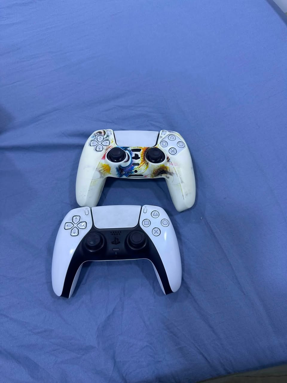 سلام عليكم ps5 للبيع يجي ويا UPS وجويستك ثنين أصليات و3 أقراص FIFA 23 و GTA5 و CALL OF DUTY التواصل خاص او على الرقام *********** العنوان بغداد
