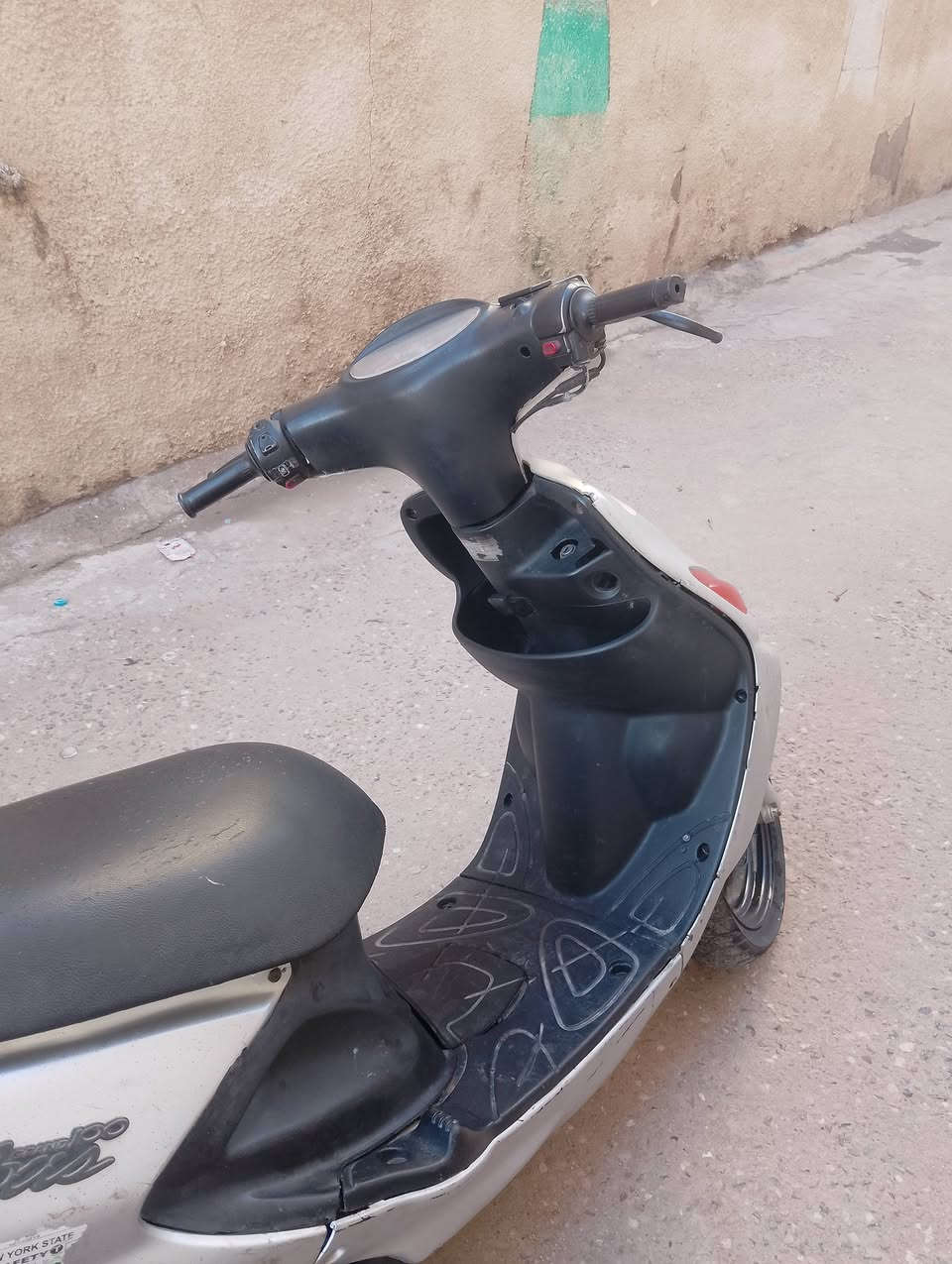 سلام عليكم دراجه اكزز للبيع كلشي مناقصها بدلت الاكسل قبل يومين  سلف هندر عداد بانزين صندوق قفل ستيرن دراجه مامتعوبه مال بيت سعرها 350 وبيها مجال حك الجيه عنواني ابو الخصيب دورة ام زباله رقم ***********
