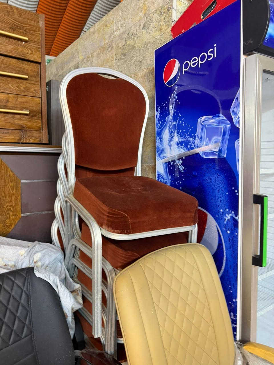 غراض لبيع كله جديد كراسي جلد كراسي قماش سنك العدد 3 جديد مراوح لوكر صحن نت علم عراقي مال مكاتب كلهن ستعمال قليل وميازه مكاتب ***********
