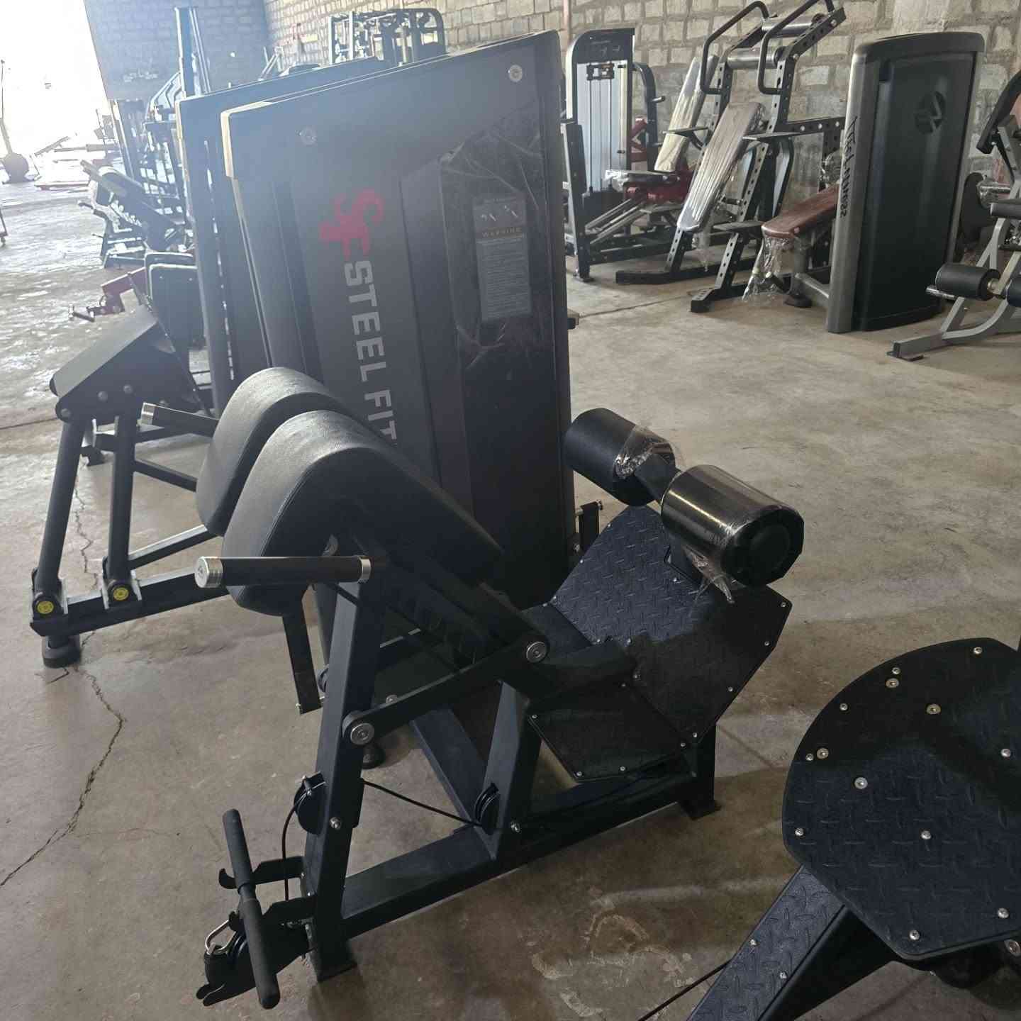 متوفر سيت طابوق جديد استيراد شركة Steel Fitness يتألف من ( كلوت واقف / بكارج / هب تراست / دفع ماكنة / ملتي هبس بكرة / خوارج واقف ) سعر القطعة ١٣٠٠$ 
الاتصال : ***********
