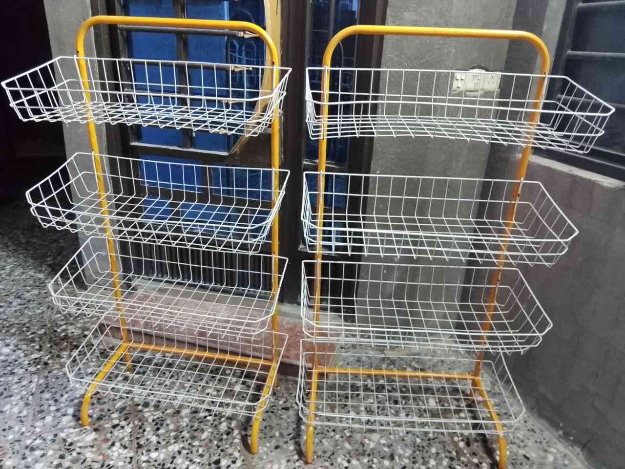 السلام عليكم عندي سلات جبس  2  وعندي ميز وعندي مروحه سقف ثانوي تفاصيل موجوده بلفيديو مكاني بغداد الدورة ***********
