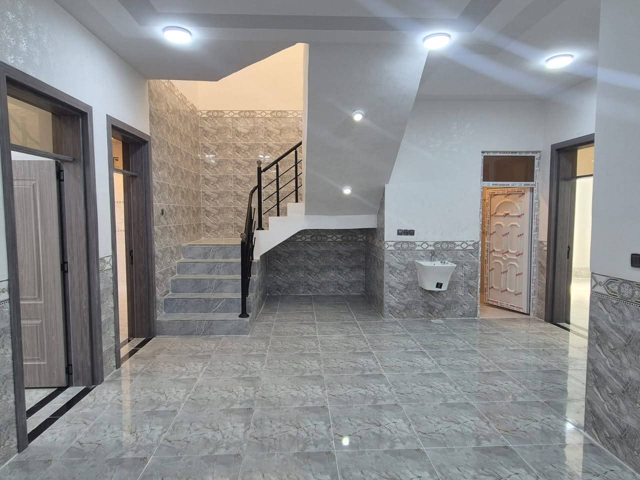 🏡 دار للبيع – الرمادي / ال7 كيلو  قرب جامع الصالحيين 

 علماً البيت صفر

🔹 يتكون الدار من طابق واحد 
•  غرفة نوم عدد 2
• استقبال
• صالة
• مطبخ حار وبارد 
• حمامات داخلية خارجية 
• كراج 

✅  بناء حجر
  سنة البناء 2025 / 2026 

✅  جنس العقار   طابو صرف  تنازل مباشر 

📏 المساحة الكلية: 200 متر 

💰 #السعر  110  مليون – قابل للتفاوض.
ــــــــــــــــــــــــــــــــــــــــــــــ

للمزيد من التفاصيل يمكنكم زيارة مكتبنا 

مكتب سنتر 40 للعقار 
   في  الرمادي  شارع 40  مقابل ماركت القيصر 

او الاتصال على الارقام التالية  

 ***********   فراس  
 ***********   أبو جود 
 ***********   أحمد 
 

نستقبل من حضراتكم كافة العروض العقارية 

رضاكم أهم أهدافنا
