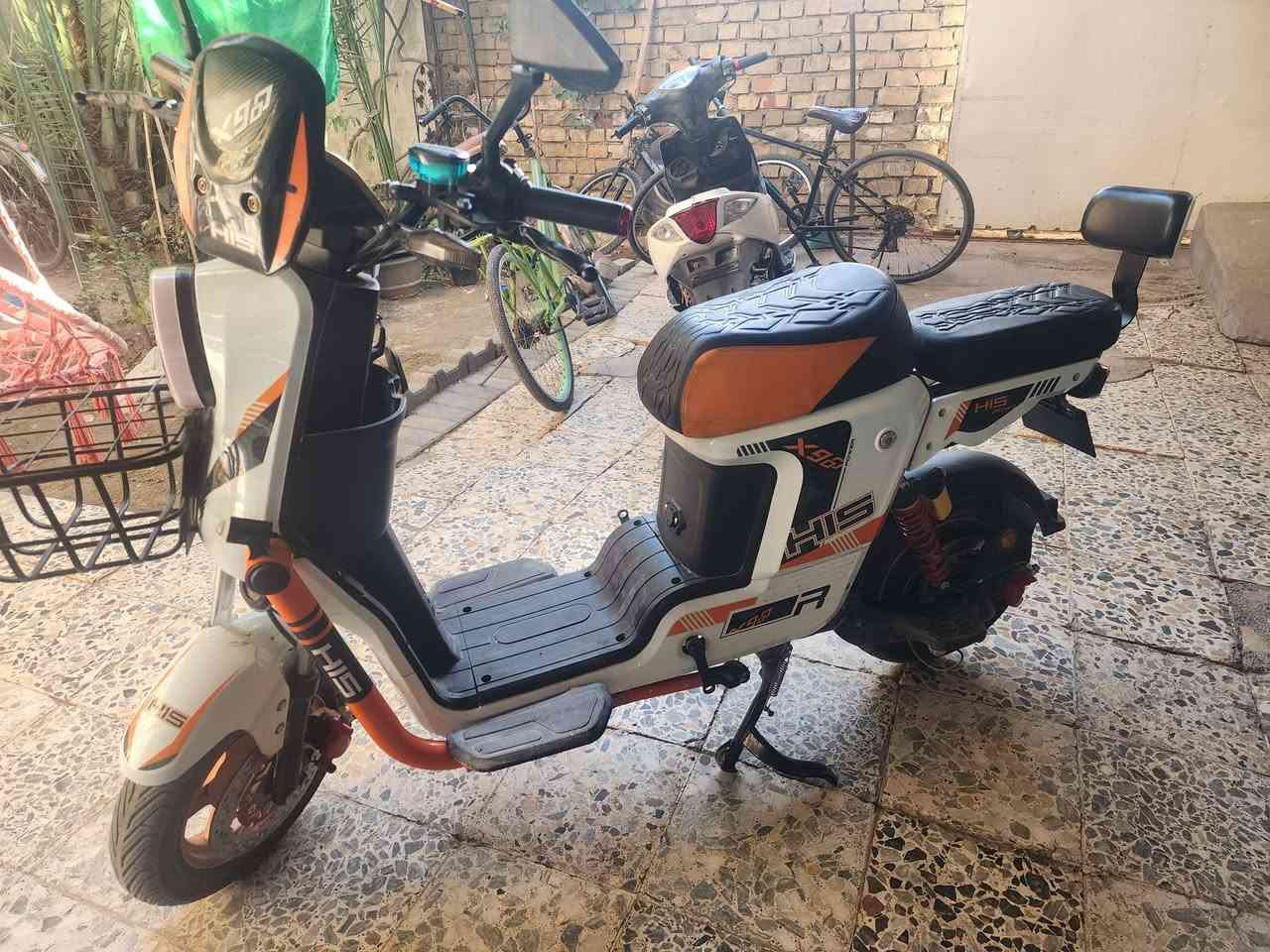 دراجه شحن اخت الجديدة
HIS 
مواصفات 
خمس بطاريات 32امبير HIS 
العقل رياضي 
الملف 2000wرياضي 
بركاته دسك هايدروليك 
ثلاث انضمت تشغيل
زينون عالي ناصي 
اشاير امامي خلفي 
تايرات جدد
سلة 
بلوتوث 
4سرع
خوذة اصلية وياها مكاني بغداد البلديات 
*********** 
525 وبيها مجال للشراي اتصل وتدلل

