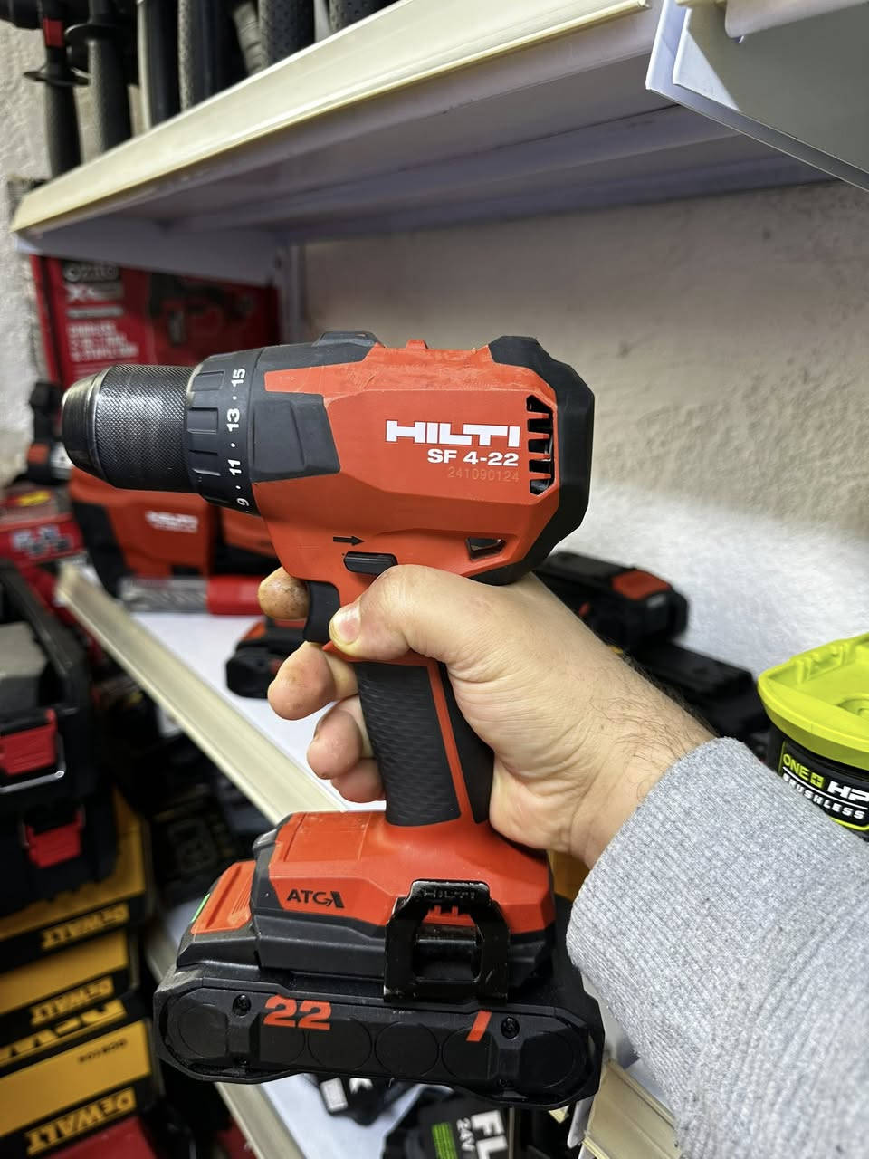 سلام و علیکم متوفر سیت من شرکە (هیلتی)نورون
معی 2 بطاریە اربعە امبیر و شاحنە 
توصیل موجود واتساب 
***********
