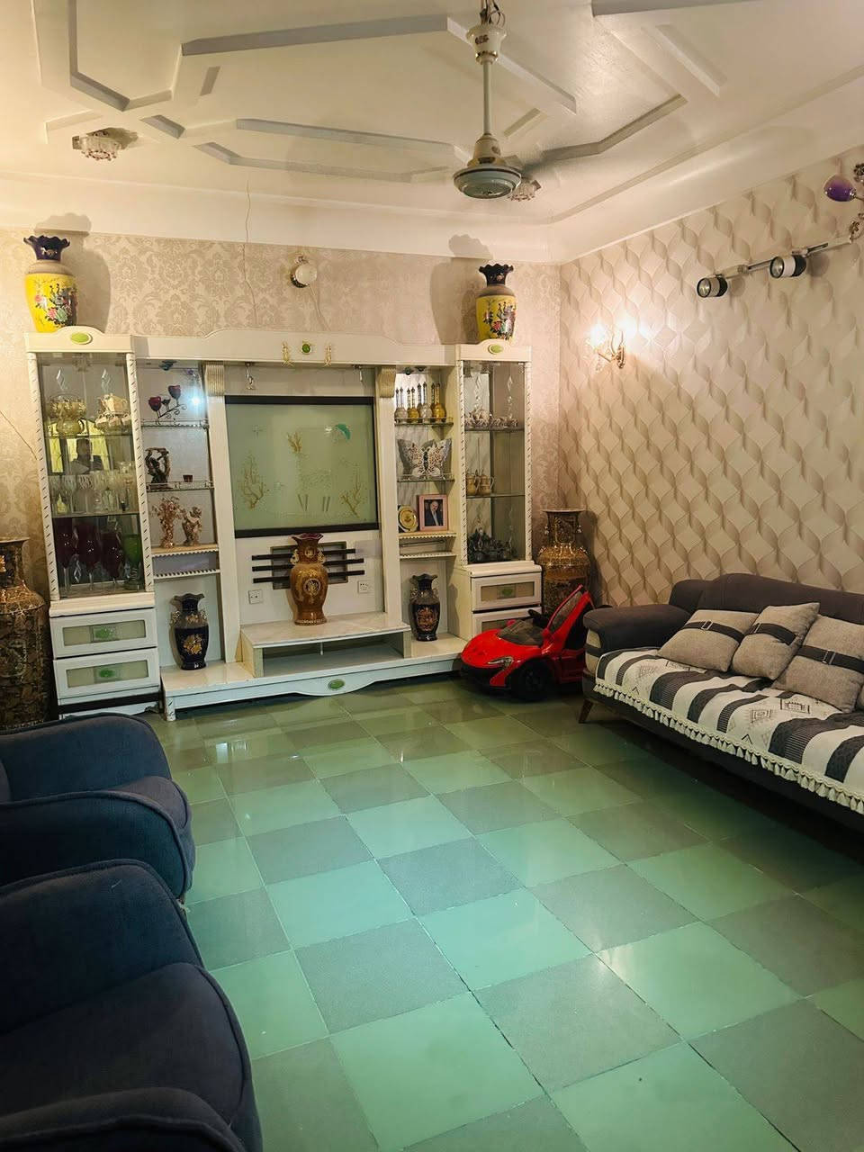 السلام عليكم ورحمة الله وبركاته 🏛️🏛️🏛️
عقار للرهينة مساحتة ٢٠٠م طابقين كونكريت مسلح بناء جديد بحي العسكري مدارس قرب مدرسة اليرموك منطقة ال٥٠٠٠ شارع ١٠م خدمات كاملة متوفره يتكون من ٤ غرف نوم وصالة ومطبخ واستقبال مع تخاريج وصحيات داخل وخارج البيت مبلغ الرهان هو ٣٥ مليون المده سنة وقابل لتجديد للأستفسار أكثر الأتصال على الرقم *********** جاسم الكرعاوي بي واتساب 🏛️🏛️🏛️
