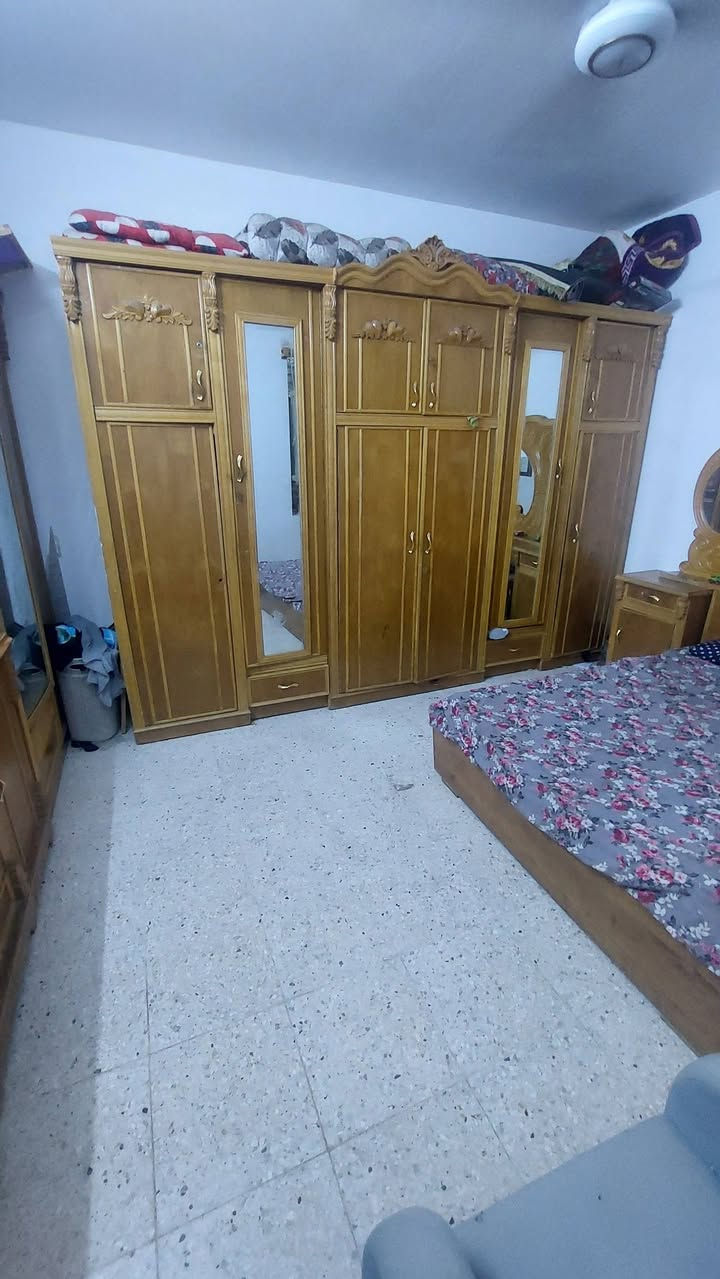 السلام عليكم  غرفه اخشب  شغل  عراقي  لبيع غرفه  داخل وخارج صاج  بيعا نقص قليل   
سعرها ٥٠٠  وبيها مجال بسيط  العنوان العبيدي  حي الرئاسه شارع ٢٠ الاستفسار  ***********
