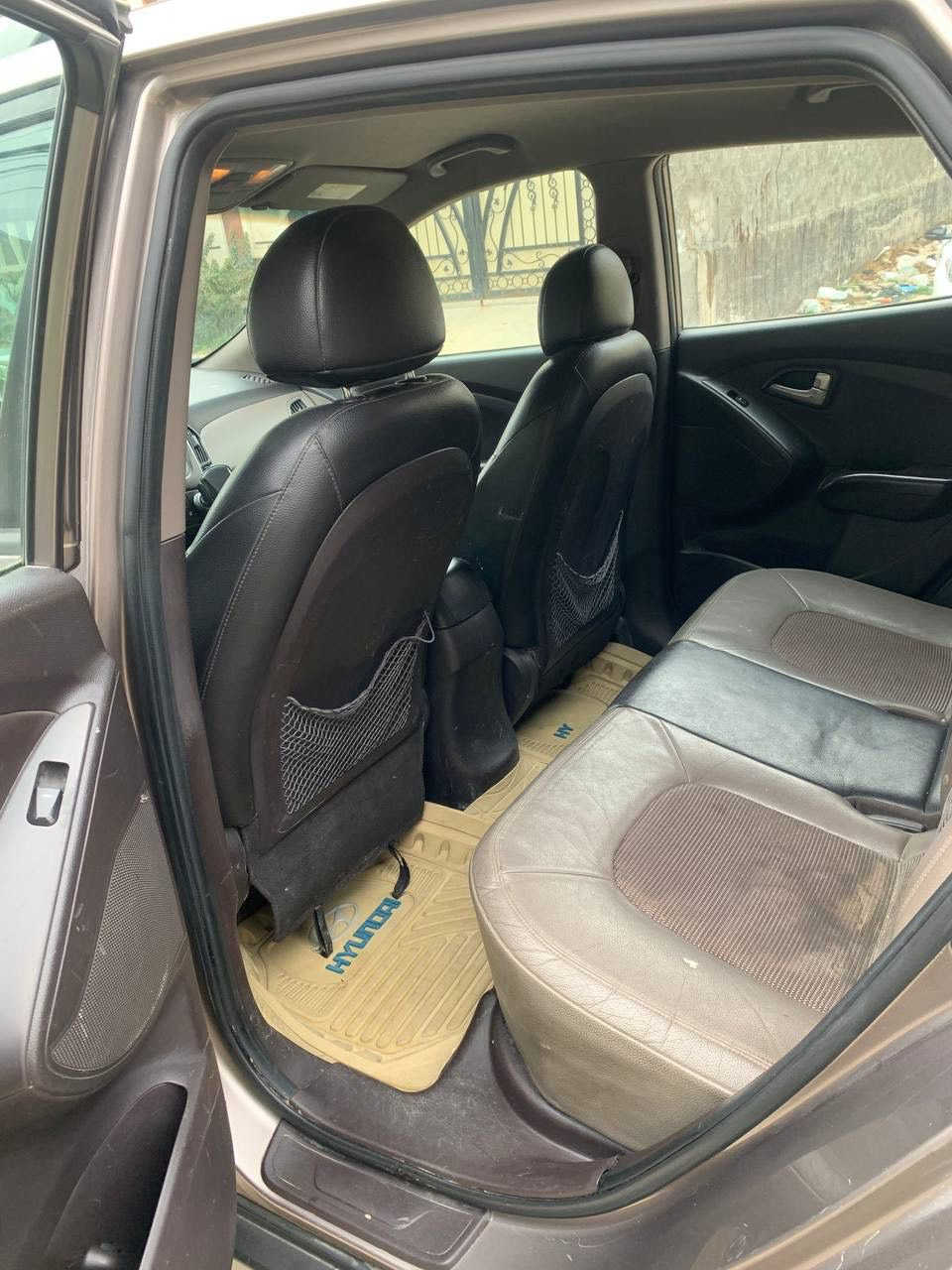 سلام علكبم توكسان موديل ١٢ امريكي  بيه فقط جملغ صبغ
محرك ٢٠٠٠دوش 
ماشى ١٣١
مكان سياره بغداد العامريه
السعر ١١٠وبيه مجال
***********
