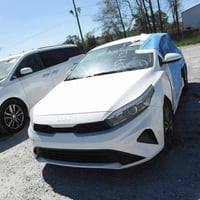 كيا فورتي 23 ماشي 14,000 السياره كلش نظيفه ما يحتاج لها اي شيء سياره ك...