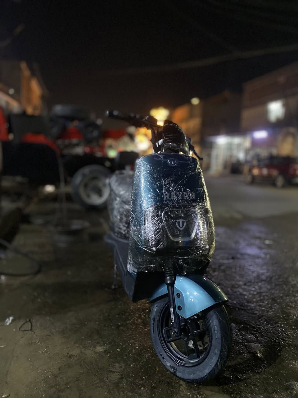 دراجة شحن ريان تيسلا c2
٦ بطاريات كبار 
سرعتها ٧٠ بيها ٣ نمر 
تمشيك مسافة ٦٠ كيلو 
ملف 1200w
صالها من شهر 12 بدايتة نازله
مراياتها موجوده شاحنتها الاصليه هم 
*********** مكان بغداد شعب
