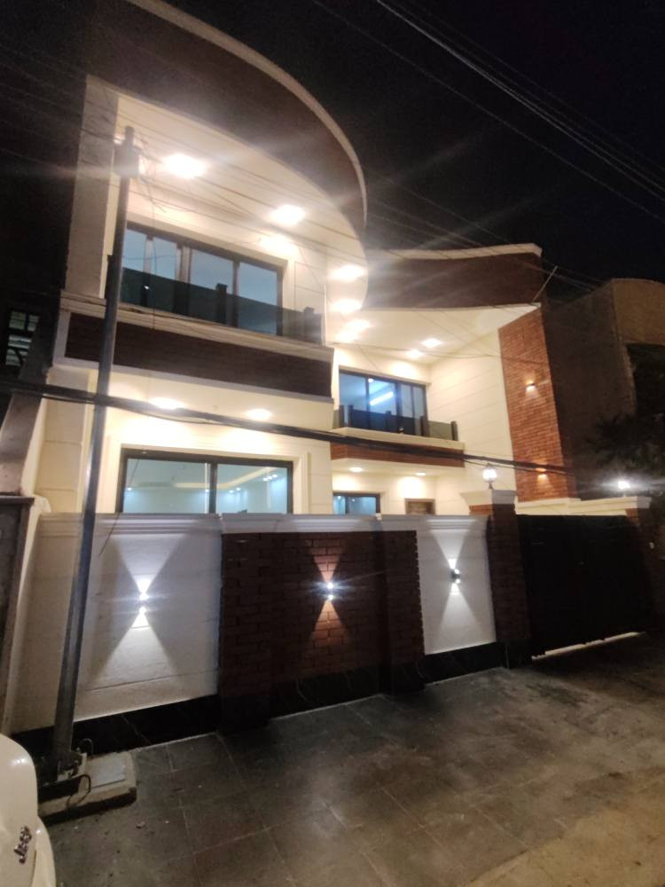 🏡 دار للبيع – الأعظمية (الأخطل)
فرصة سكنية مميزة بموقع راقٍ وقريب من جميع الخدمات
📐 المساحة: 125 م²
📏 الواجهة: 8.5 م
🛣️ شارع عريض مع رصيف نظامي
📍 الموقع: الأعظمية – الأخطل – قرب جامع الصديق
✨ مواصفات الدار:
أربع غرف نوم
حمامين
كراج سيارة
تصميم عصري وتشطيب حديث
إنارة خارجية مميزة
موقع هادئ ومخدوم بالكامل
💰 السعر: 565,000,000 دينار عراقي
📞 للاستفسار والمعاينة:
مكتب الشمم الهندسي للمقاولات والاستثمار العقاري
☎️ ***********
☎️ *********** بغداد, العراق
