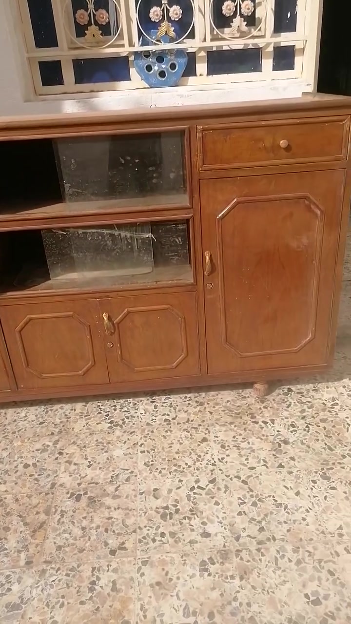 بوفيه مترين تسكام خشب ثقيل للبيع سعره ١٨٠ وبيه مجال اتصال هاتفي ***********

