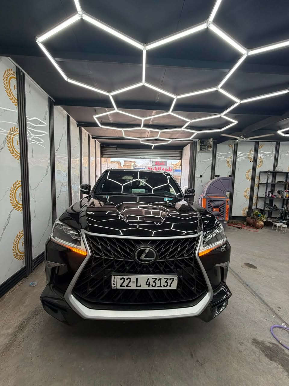 لكزس LX 570 Premier موديل 2018 سوبر سبورت
اسود اعلى فئة 
- محرك V8 سعة 5.7 ل
-مضاف لها كار بلي 
-رقم اربيل 
بيها باج تضليل 
تريد تحويل تريد وكالة 
بيها صبغ باب وجاملغ الخلفي 
السعر ٥٥٠

المواصفات:

- رادار مسار
- دبل أكسل
- نظام تعليق هوائي
- مصابيح زينون
- مشغل DVD
- مرايا كهربائية
- مثبت سرعة
- وضعية ECO
- تبريد مركزي
- بخاخات للمصابيح
- وباقي مواصفات فئة Premier الأصلية
- فتحة سقف
- داخلية جلد أحمر
- ثلاجة
- باب صندوق كهربائي
- مقاعد جلد كهربائية
- تبريد وتدفئة المقاعد
- ذاكرة للمقاعد والمقود
- مقود كهربائي
- تشغيل ودخول ذكي (بصمة)
- شاشة لمس
- 5 كاميرات
- كاميرا خلفية
- حساسات
- رادار أمامي
وبيها بعد مواصفات هواية
للاستفسار ***********

