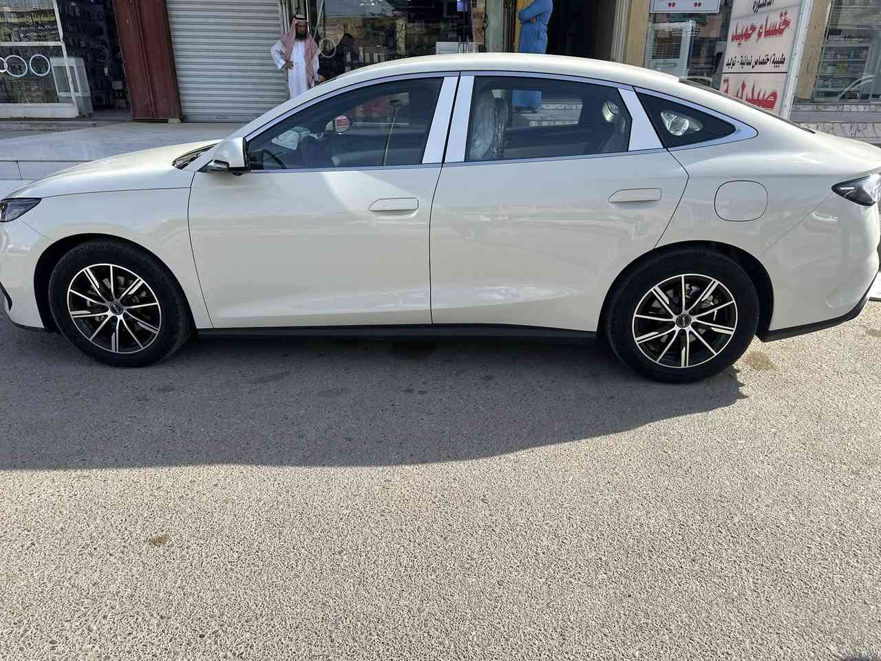 byd Seal06  
الموديل : 2025
اللون : ابيض غير محدد 
الرقم : بغداد
الممشى : 19000 
البطارية : 80 كيلو بالشحنة الواحدة
الكاميرات : عدد 5 / 360 درجه 
الداخل : ابيض + كشن كهربائي 
قمارة حديد 
السياره محدثه + يوجد بها جميع البرامج + شاشة كبيرة قلاب + حساسات + قطعتين تبريد + 4 منافذ usb + فول تحكم ستيرن 
السعر (( 24٫500)) وبيها مجال قليل 
مكان السياره بغداد / ابو غريب 
***********

