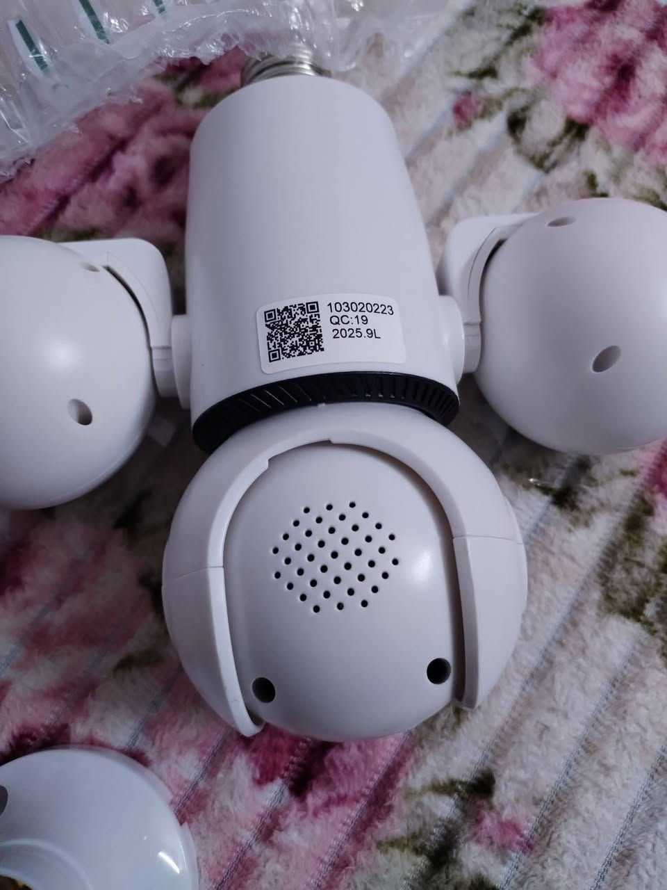 السلام عليكم 
كامرة ثلاثية متحركة للبيع استخدامها عن بعد عن طريق الهاتف والتحكم بها بعدها بالكارتون ما مستخدمة وبسعر كلش مناسب ٤٠ الف ترهم داخل البيت او خارجه للاتصال ***********
