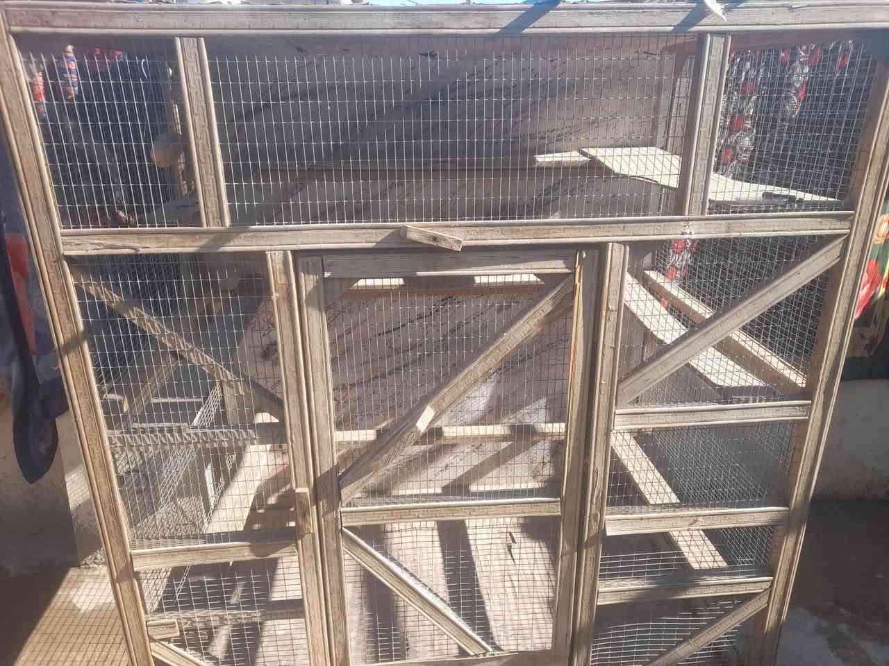 قفص للبيع العرض متر  الطول متر و٥٠ الارتفاع متر و٧٠
***********
