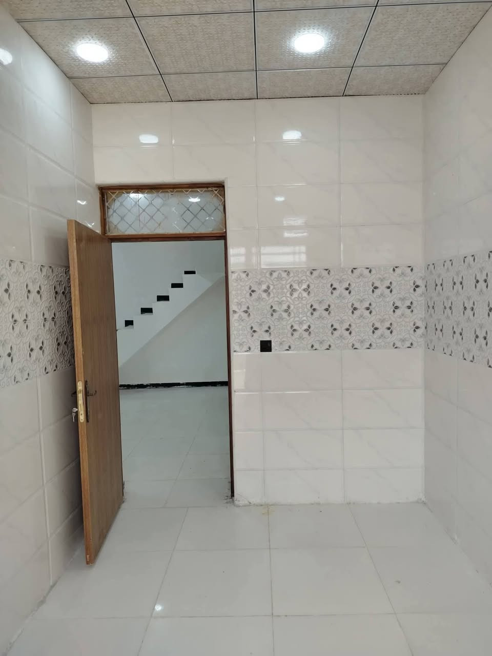 دار للبيع مساحه 100متر طابو زراعي سند 25 فول بناء
الدار موقعه جدآ ممتاز خامس دار عن الشارع الرئيسي شارع المطار القديم وعرض الفرع 10 متر وكافه الخدمات متوفره 

اساس صب بناء طابوك جمهوري سقف صب 
يحتوي الدار على 
غرفه وصاله ومطبخ واستقبال مغاسل داخليه و خارجيه 

الموقع الكوفه البراكيه شارع المطار القديم مقابيل صيدليه صفاء عبد الرضا 
السعر تم التخفيض من 47وبي مجال إلى 43 وبي مجال 
للتواصل الاتصال على الرقم *********** أو مراسلة الصفحه واتساب متوفر مكتب الياسري للعقار والمقاولات
