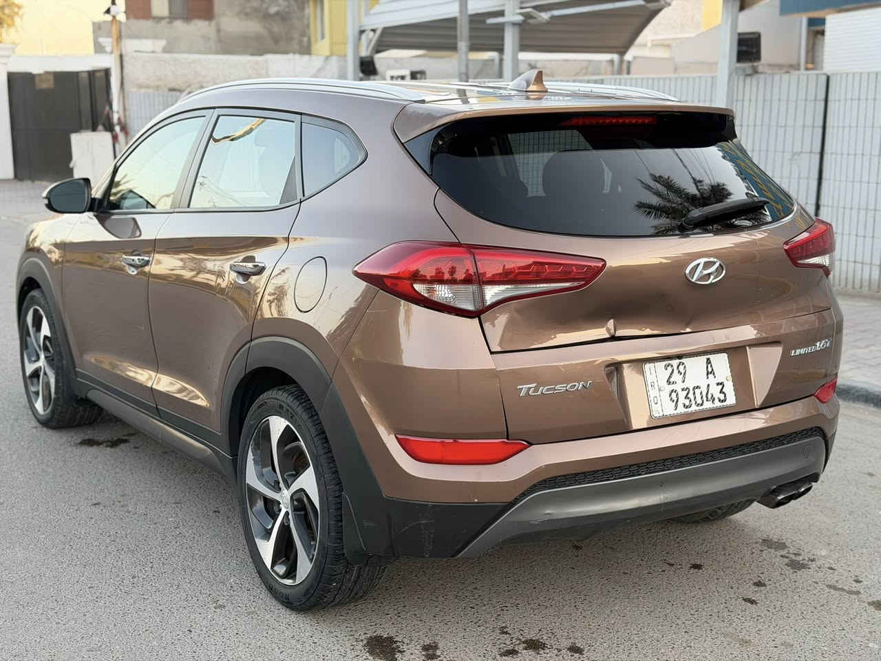 السلام عليكم
هونداي توسان 2016 وارد امريكي لمتد 
فول بدون بانوراما 
محرك 1.6 تيربو
كراسي جلد و كهرباء
كراسي تدفئة
رادارات جانبية
صندوق كهرباء
ويل كب جبير 19
لايتات عدسة
( صور الحادث و رقم الشاصي مرفق بالصور
صبغ بابتين ايمن و بنيد بيها طخة بالصندوق مبينه بالصوره ) 
ماشية 127 الف
رقم الشاصي KM8J33A27GU034030

السعر 12,200 $
رقم واسط  ( 29 )
مكانها بغداد / الاعظمية
***********
