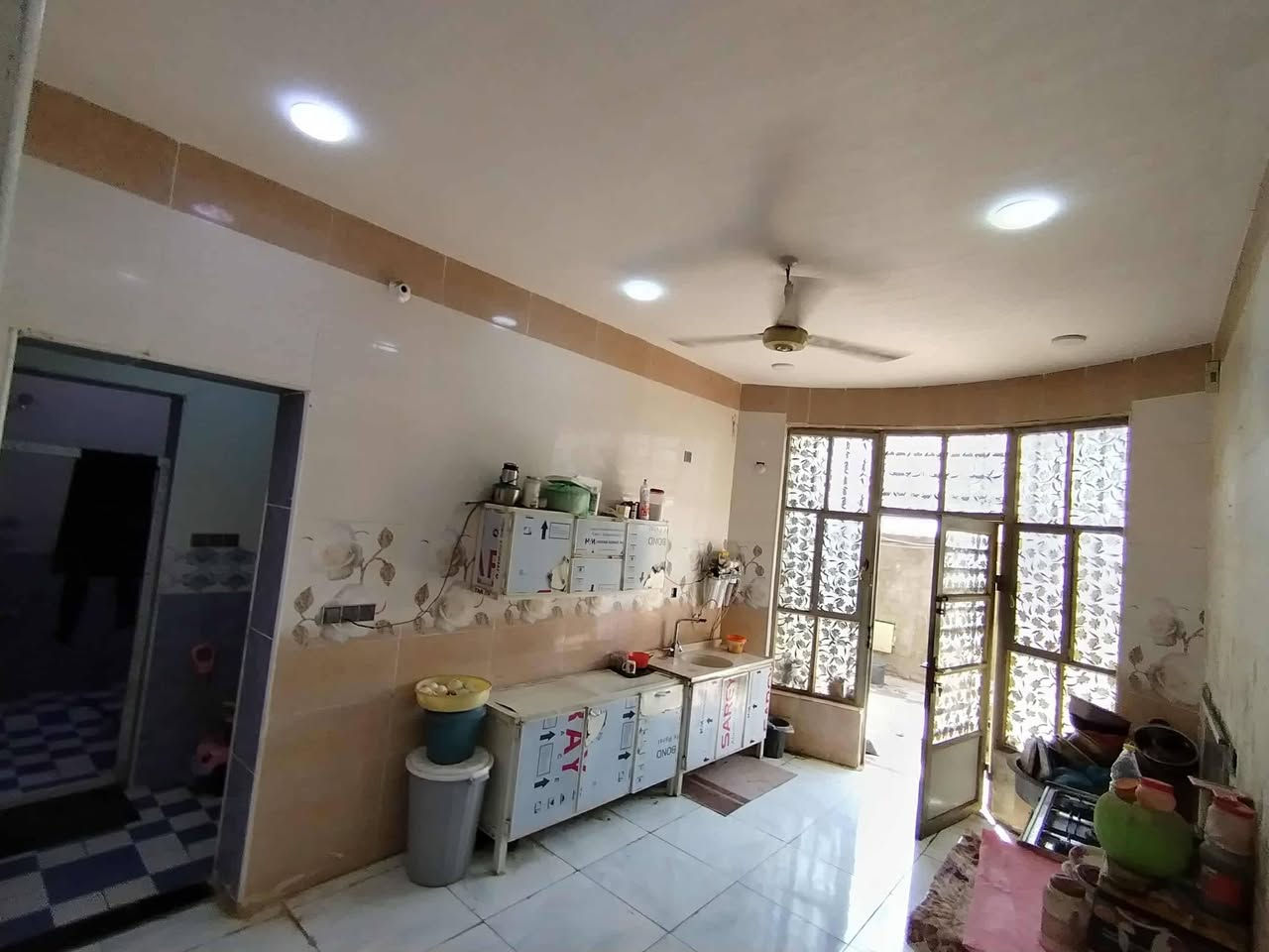 سلام عليكم بيت للبيع في مجمع الامير قرب مجمع الشاميه السكني م200 البناء 150م طابقين مسلح الطابق الثاني فرمستون بي 3غرف صاله وصحيات داخليه وخارجيه وستقبال ومطبخ ومنور للستفسار***********
