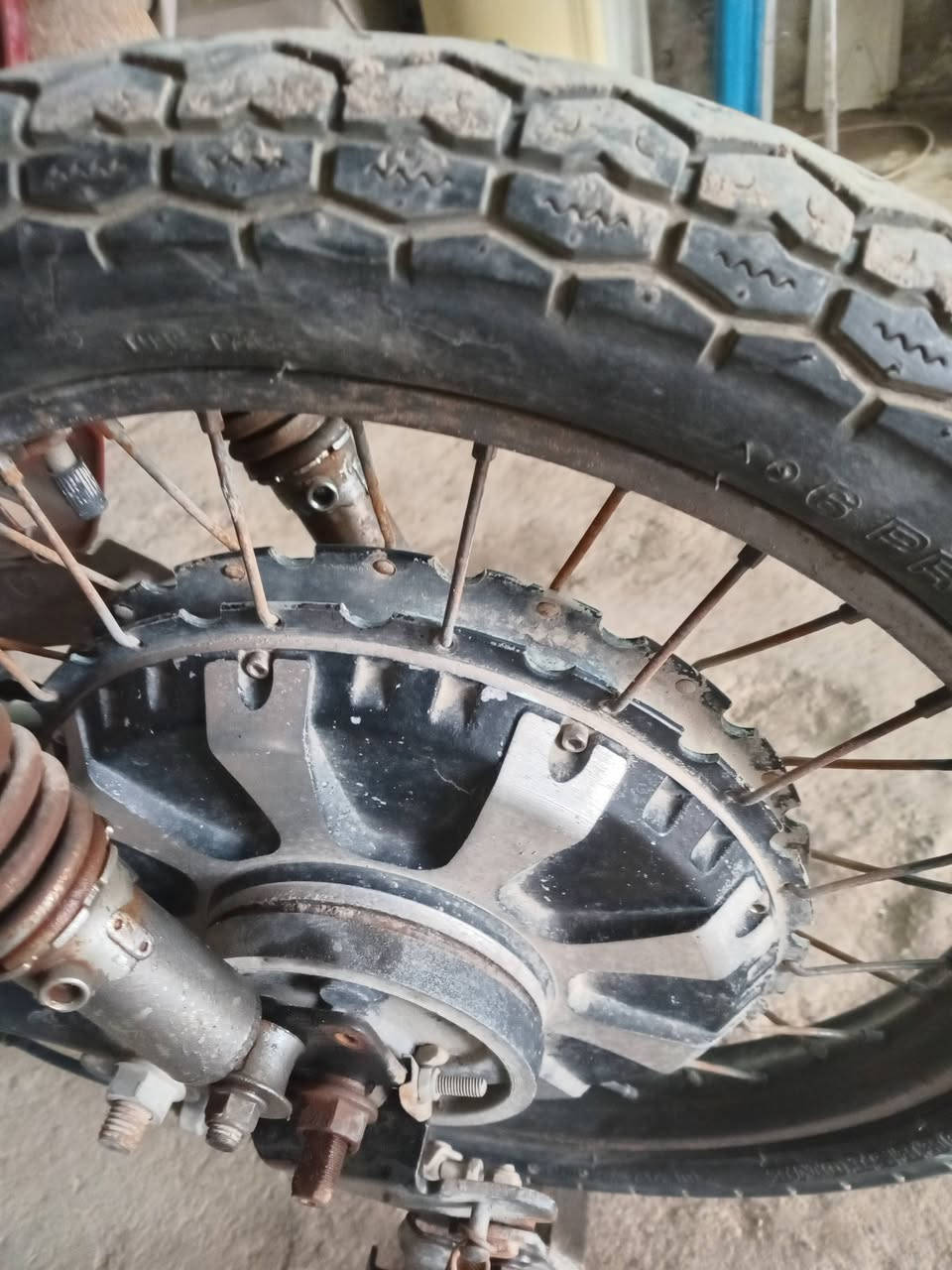 السلام عليكم دراجه شحن للبيع جديده تايرات جدد كلش جديد بس نقص بطاريات هيه بيه بطاريات بس تعبانه بطارياته سعر 100 وبيه مجال استفسار خاص او رقم ***********
