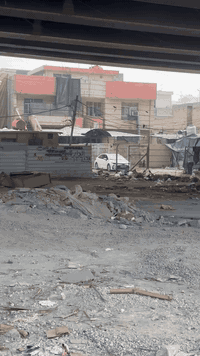 سلام عليكم دار للبيع تابع للسكك  مساحة الدار الكلية 125 م  في الشالجيه قرب مدرسه باب العلم  ثلاث مشتملات مفصولات بناء 2016 بحاله جيده  الاستفسار مع صاحب الدار *********** واتساب فقط
