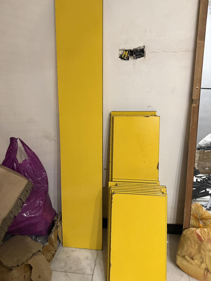 يالله بسم الله
__________
ستاند عرض ١٨٠ سم 
والطول ١٣٠ سم
___________
برده هوائية مستخدمه موسم واحد بس  ، البرده الهوائية قياس عرضها ٩٠ سم
_________
عرض رف البنطرون الابيض ٨٠ سم 
الطول ٢٥ سم
_________

حمالة رف ٦١ قطعة 
قياس ٣٠ سم
__________
رف وتعلاگه بنفس الوكت 
عرض ٦٠ سم 
طول ٣٠ سم 
عدد ٤
__________
رفوف عرض ٣٠ سم 
طول ٦٠ سم 
عدد ١٠
_________
رفوف ٣٠*١٠٠ 
العرض ٣٠ 
الطول متر
عدد ٥ 
_________
رف عدد ١ 
عرض ٣٠ سم 
طول ١٨٠ سم
_________
ستاند يو عدد ١٨ 
٣٠*٦٠ 
الطول ٣٠ سم 
العرض ٦٠ سم
_____ 
تعلاگه بدي عدد ١٨٠-٢٠٠ 
_________
مرايا جبيره 
العرض ١٢٠ سم 
الطول ٢٠٠ سم
________
مرايا صغيره 
_______ 
قراصه مال بجامه او بنطرون 
_______
شاشه تلفزيون حجم ٦٠ 
قليل مستخدمة 
________ 
للاستفسار //// 
*********** 
***********
