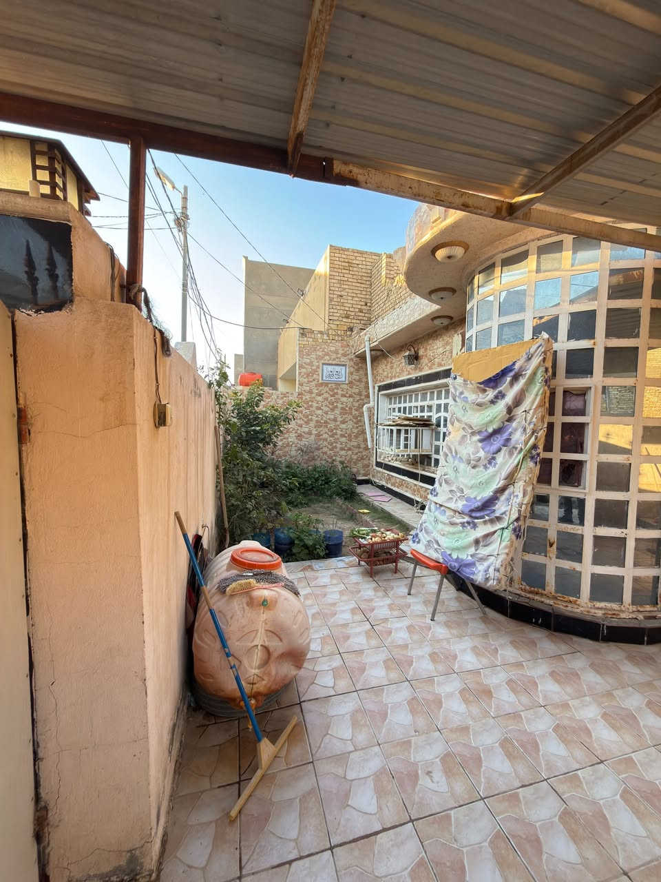 #دار #للبيع في#الديوانية ام الخيل الثالثة قرب مدرسة الأشعاع ومدرسة المتفوقات

ـــــــــــــــــــــــــــــــــــــــ‎ــــــ………
المساحة 200 م
الواجهة 10م

ـــــــــــــــــــــــــــــــــــــــ‎ــــــ………
طابق واحد مسلح
بناء سنة 2011
السعر 180 
ـــــــــــــــــــــــــــــــــــــــ‎ــــــ………
2غرف نوم/صالة/استقبال/مطبخ/گراج/حديقة/2مجمع صحي///

ـــــــــــــــــــــــــــــــــــــــ‎ــــــ………

للأستفســار عن الاسعار والعروض المتوفره افتح الرابط التالي
‏https://wa.me/c/9647809584788
أو مراجعـــــة 
#مكتب #القسيم للعقار 
(عنــوان المكتـــــب)
ام الخيــل شارع السايدين الرئيسـي
مقابل مجمع الفنجان للأراگيل
قرب مجمع الحسناوي
 او الاتصـــــــال
 على الارقام التاليه
 *********** 📞
 *********** 📞
