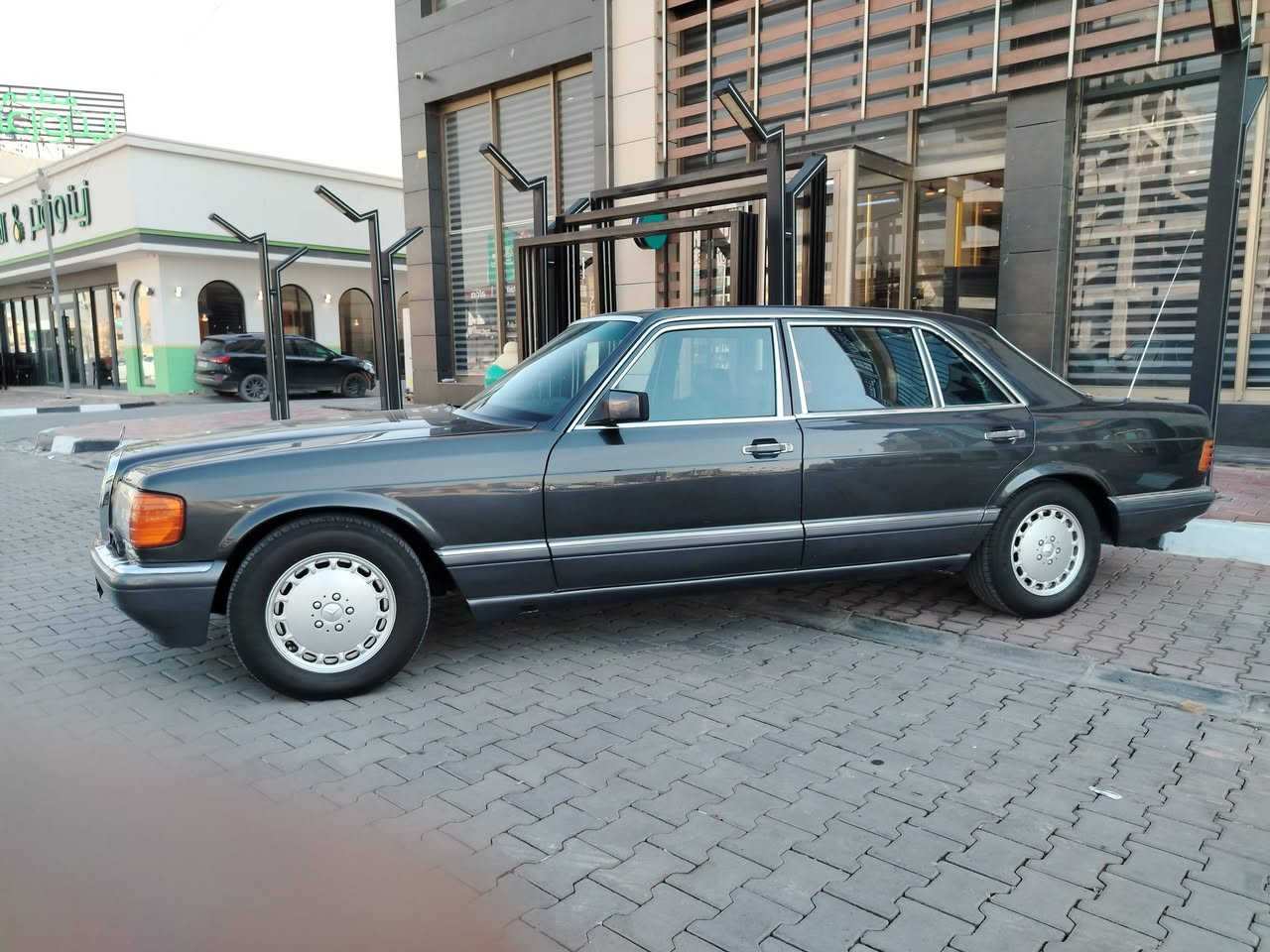Mercedes Benz 560SeL 1990 V8
السيارة بلادية فقط صبغ جمالية بدون حادث ولا خياس
سلايد طكتين
بردة خلفية 
كشنات جلد كهرباء +ميموري خزن وضعيات +تدفئه
دبل هورن
هوك خلفي
ماسحات لايت
ستيرن كهرباء ايرباك ستيرن
منظومة زنون
رقم بغداد سنويه لل٢٠٢٧
السيارة كلشي بيهه شغال 
السعر 130 $
*********** او مراسلة ع الخاص
