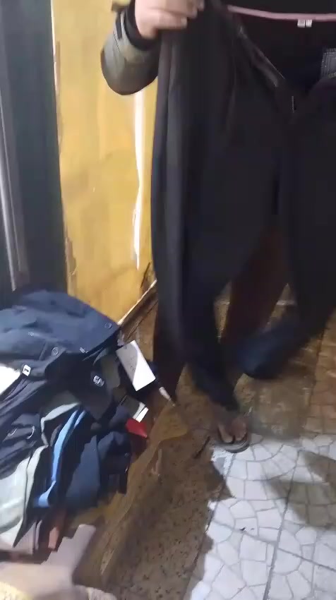 شلعات بناطير قماش وقمصان كله ماسترات باقيات قطع مو سيريات يعني الوان وقياسات مخلط مشكل رايدهن شلع عددهن ٥٠٠ قطعه سعر القطعه 5 ونص مكاني بغداد الحريه ***********
